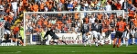 Dundee Utd. v Pars 19th August 2006. Pars defence under late pressure (2 of 2).