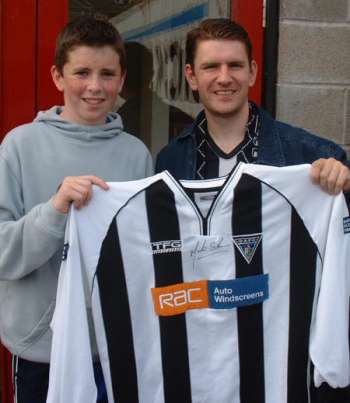 (c) www.DAFC.net
Photographs can be requested from photos@dafc.net
Alexander collecting the No4 shirt)
(CompJustinSkinnerShirt23Jul2002.jpg)