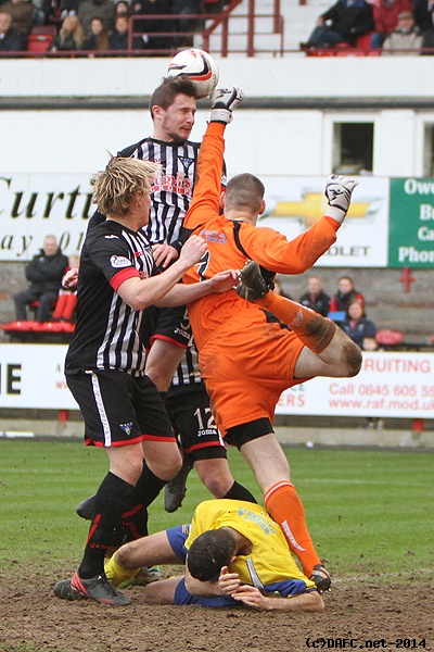 (c) www.DAFC.net
Photographs can be requested from photos@dafc.net
Callum Morris and Jonathon Page put pressure on Chris Smith.
(IMG_0199.jpg)