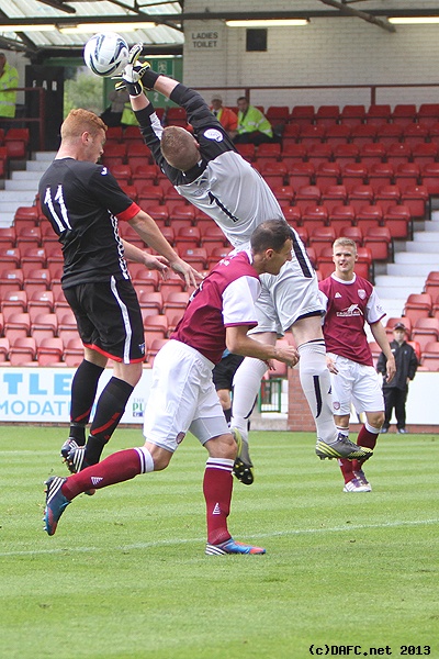 (c) www.DAFC.net
Photographs can be requested from photos@dafc.net
Ryan Thomson v Scott Morrison.
(ParsvArbroath17thAugust2013016.jpg)