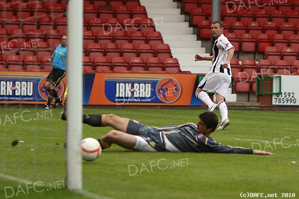                         (c) www.DAFC.net
Photographs can be requested from photos@dafc.net

Kirk makes it 1-0

(kirkscores2ParsvArbroath24thJuly2010.jpg)