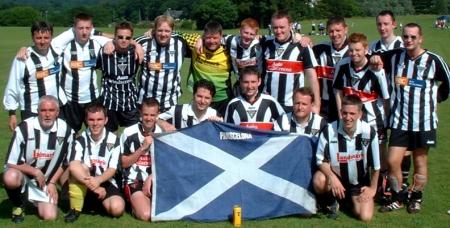 (c) www.DAFC.net
Photographs can be requested from photos@dafc.net
Parscelona Internet team, Worldnet 2002)
(parscelona_team.jpg)
